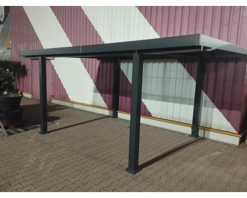 Terrasse sur pied avec cadre et poteaux robustes.