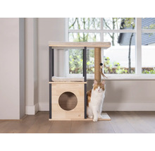 Katze vor einem Kratzbaum mit zwei Liegeflächen und einer Höhle