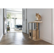 Katze auf einem Kratzbaum mit Schlafplatz und Kratzsäule in einem hellen Wohnraum