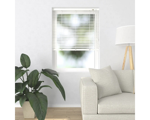 Scène avec store de fenêtre, canapé, plante d''intérieur et lampadaire dans une pièce lumineuse.