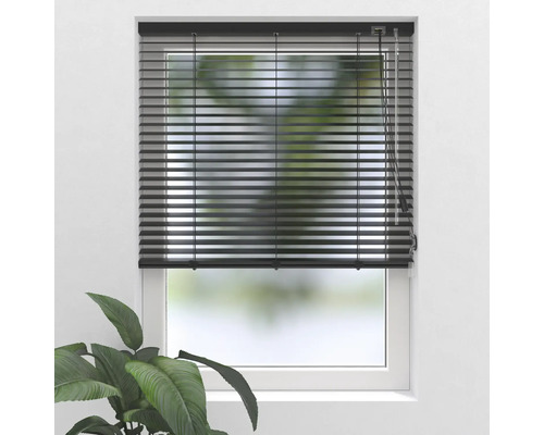 Fenêtre avec store horizontal fermé