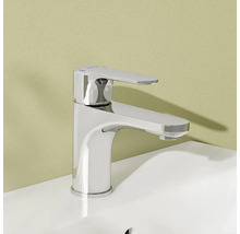 Robinet de lavabo en métal sur un lavabo