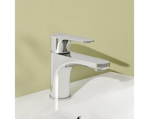 Waschtischarmatur aus Metall auf einem Waschbecken