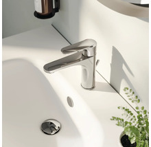 Mitigeur de lavabo brillant sur un lavabo