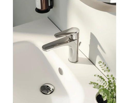 Glänzender Waschtischmischer auf einem Waschbecken