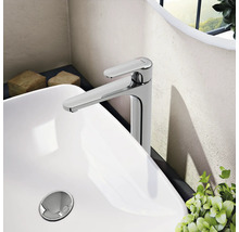 Robinet de lavabo en métal sur un lavabo