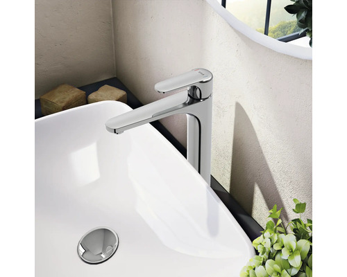 Robinet de lavabo en métal sur un lavabo