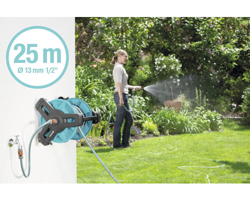 Garten Szene mit Schlauchwagen zur Wandmontage mit 25 Meter Schlauchlänge und 13 Millimeter Schlauchdurchmesser während der Gartenbewässerung.