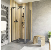 Salle de bains avec douche, tabouret de douche et sèche-serviettes