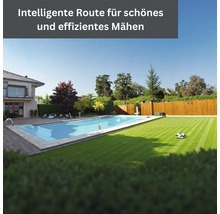Automatisch gesteuerter Rasenmäher auf einem Rasen neben einem Pool und einem Haus