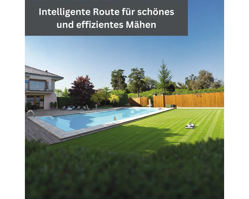 Automatisch gesteuerter Rasenmäher auf einem Rasen neben einem Pool und einem Haus
