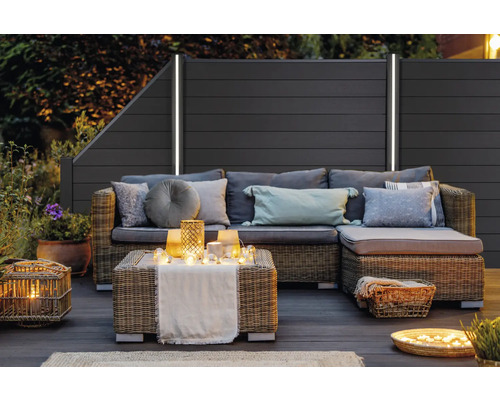 Terrasse avec mobilier de salon et écran de confidentialité