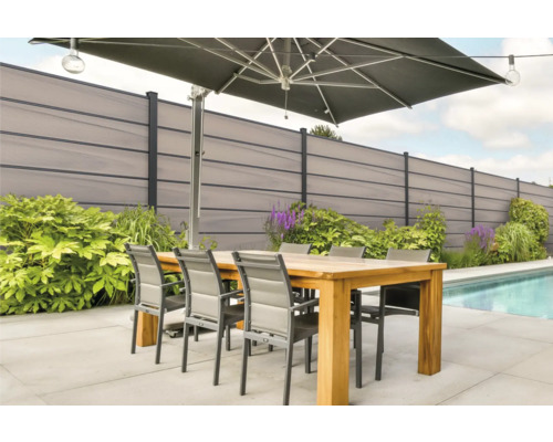 Terrasse avec clôture de jardin, parasol, table à manger et chaises