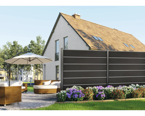 Scène de jardin avec clôture, mobilier de jardin et parasol devant une maison