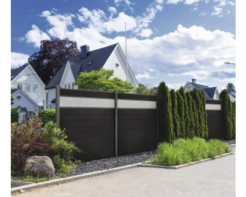 Clôture de confidentialité en bois et béton dans le jardin