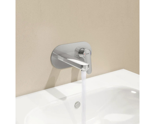 Robinet mural avec robinet au-dessus d''un lavabo