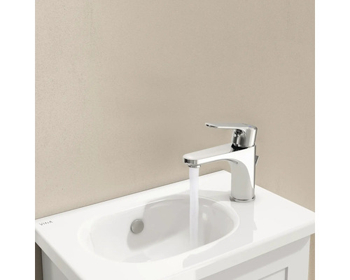 Waschtischarmatur aus Chrom mit Wasserhahn auf einem weißen Waschbecken