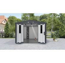Metall Gartenhaus mit geöffneten Doppeltüren vor dem Hintergrund von Garten und Haus