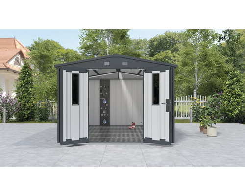 Metall Gartenhaus mit geöffneten Doppeltüren vor dem Hintergrund von Garten und Haus
