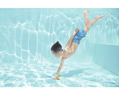 Junge taucht nach Spielzeug im Schwimmbad