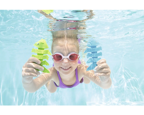 Mädchen schwimmt unter Wasser mit Fischspielzeug im Pool