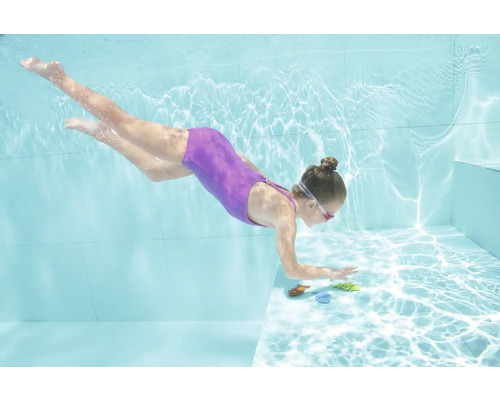 Mädchen taucht nach Spielzeug im Schwimmbad