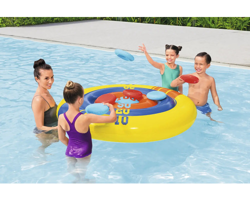 Familie spielt Ringwurfspiel im Pool.