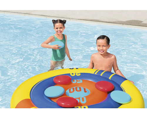 Zwei Kinder spielen mit einer aufblasbaren Zielscheibe im Schwimmbad.