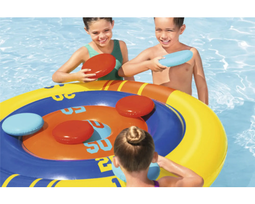 Kinder spielen im Schwimmbad mit einem aufblasbaren Zielwurfspiel