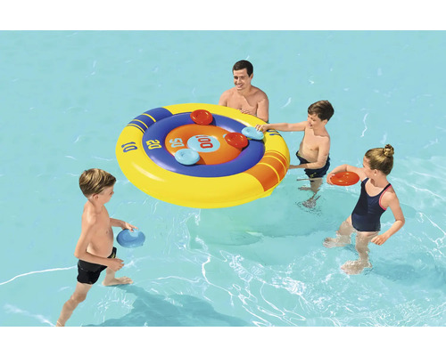 Szene mit Familie, die im Pool ein Wurfwurfspiel mit Zielscheibe spielt