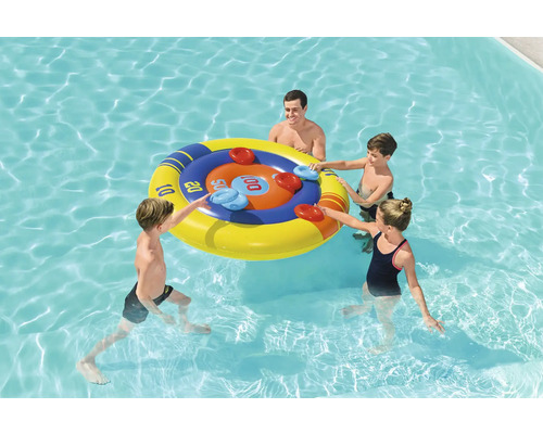 Szene mit Familie und aufblasbarem Poolspielzeug im Wasser