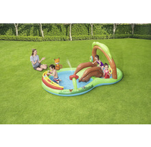 Aufblasbares Kinderspielcenter mit Rutsche und Wassersprinkler im Garten