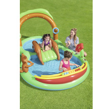 Aufblasbares Kinderspielcenter mit Wasserrutsche und Wasserspielen im Garten mit spielenden Kindern und einer Frau.