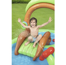 Kind rutscht auf einer aufblasbaren Wasserrutsche in einem aufblasbaren Pool