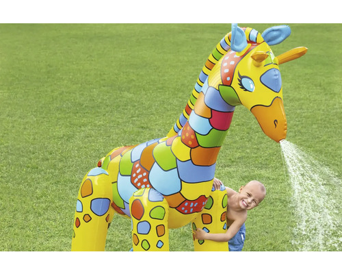 Aufblasbare Giraffe mit Wassersprinklerfunktion für Kinder im Garten.
