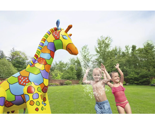 Aufblasbare Giraffe mit Kindern im Garten als Wassersprinkler.