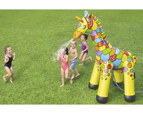 Aufblasbare Giraffe Wassersprinkler im Garten mit spielenden Kindern