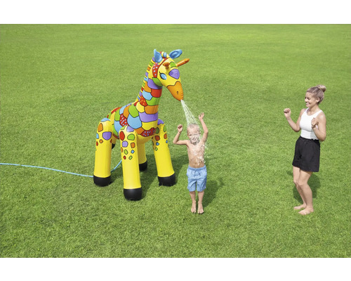 Aufblasbare Giraffe Wassersprinkler mit Kind und Frau auf einer Rasenfläche