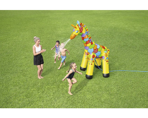 Aufblasbare Giraffe Wassersprinkler im Garten mit spielenden Kindern.