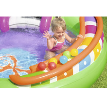 Aufblasbares Planschbecken mit Rutsche und Kind im Wasser