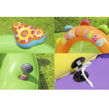 Detailansicht eines aufblasbaren Wasserspielplatzes für Kinder mit Rutsche, Sprinkler und Musikmotiven