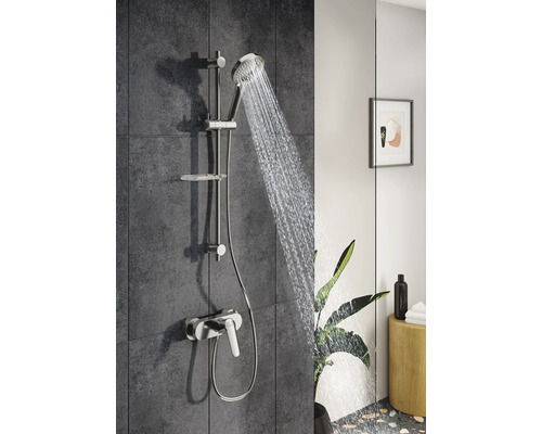 Robinet de douche avec barre de douche et eau courante