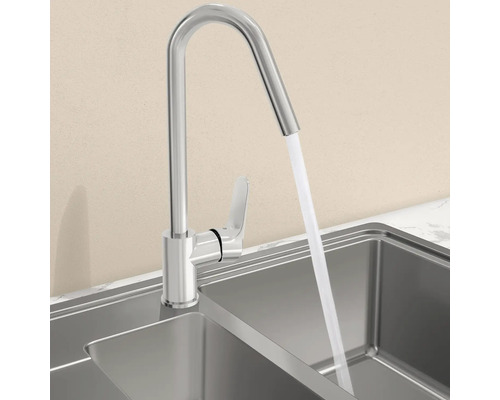 Robinet de cuisine en acier inoxydable avec de l''eau qui coule dans un évier