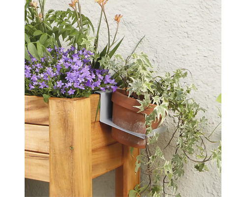 Gros plan sur une construction en bois avec jardinière et support pour un pot de fleurs avec du lierre