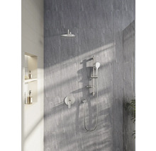 Robinet de douche avec douche de tête et douchette sur un mur gris