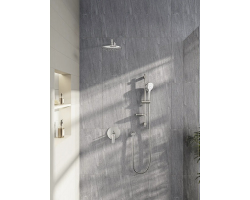 Robinet de douche avec douche de tête et douchette sur un mur gris