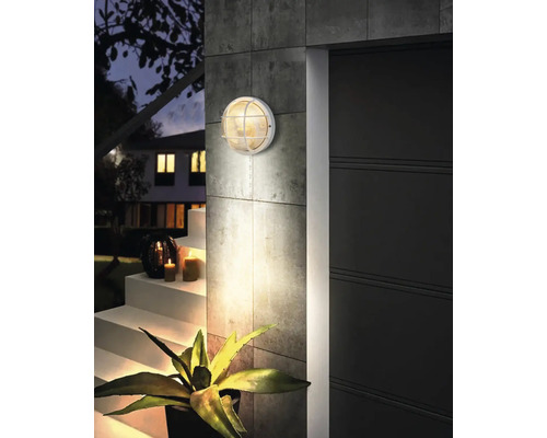 Applique murale extérieure à côté d''une porte sur un mur