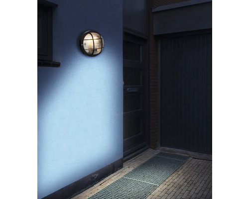 Applique murale ronde avec grille fixée à un mur