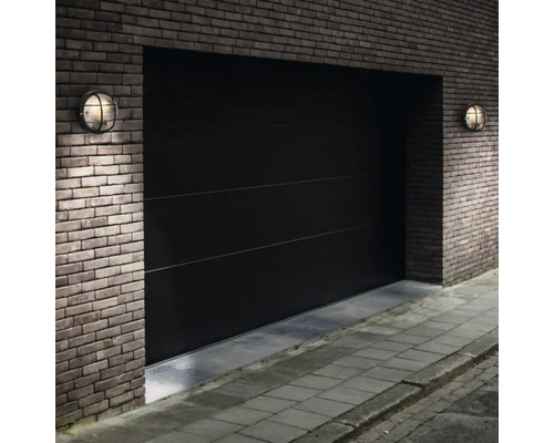 Porte de garage avec maçonnerie et deux lampes d''extérieur