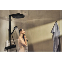 Duschszene mit Regendusche, Handbrause und Duschablage in einem modernen Badezimmer